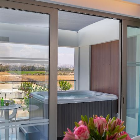 Ivi Mare - Designed For Adults By Louis Hotels Geroskipou المظهر الخارجي الصورة A hot tub on a balcony