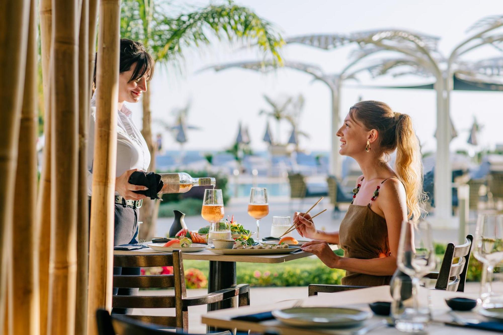 Ivi Mare - Designed For Adults By Louis Hotels Geroskipou المظهر الخارجي الصورة A waitress serving a guest at a restaurant