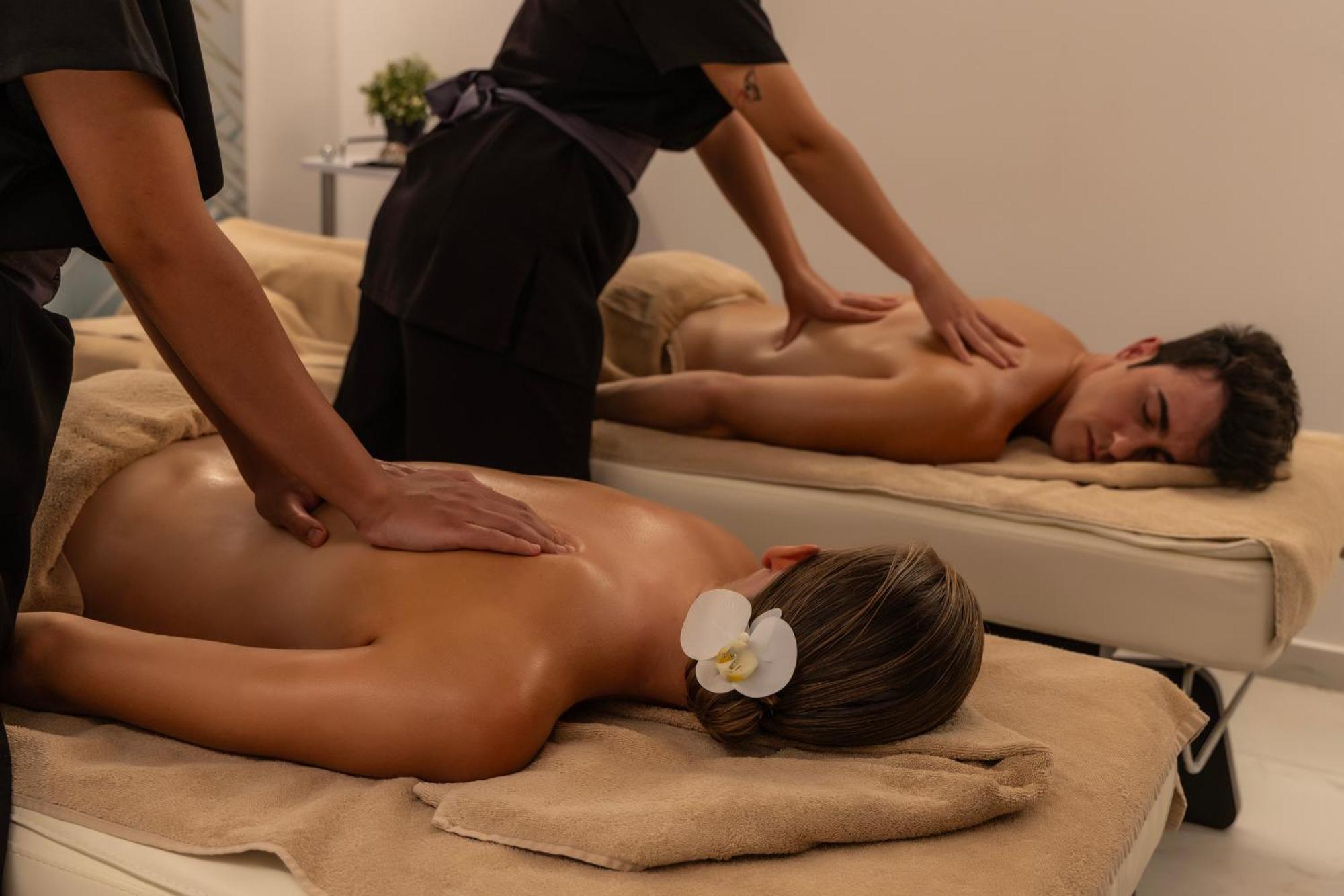 Ivi Mare - Designed For Adults By Louis Hotels Geroskipou المظهر الخارجي الصورة Massage therapists working on a couple