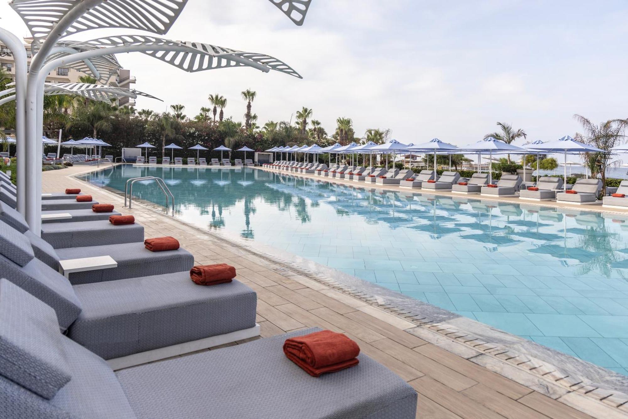 Ivi Mare - Designed For Adults By Louis Hotels Geroskipou المظهر الخارجي الصورة Pool at the Hilton Tel Aviv