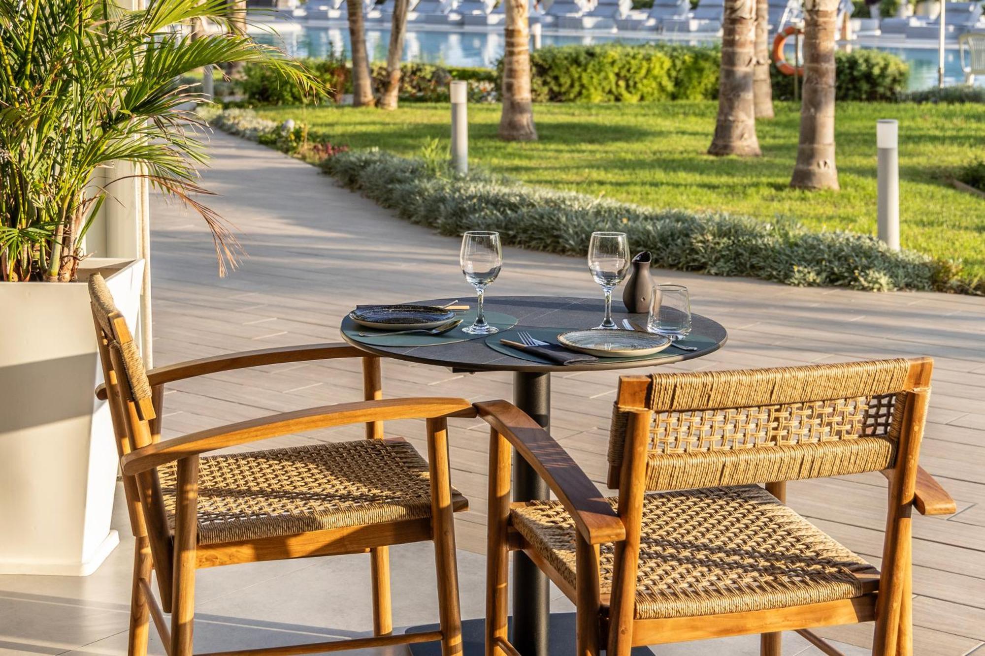 Ivi Mare - Designed For Adults By Louis Hotels Geroskipou المظهر الخارجي الصورة A table and two chairs