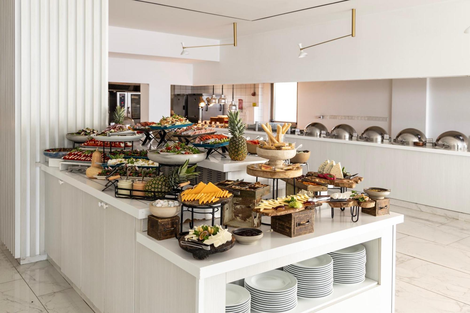 Ivi Mare - Designed For Adults By Louis Hotels Geroskipou المظهر الخارجي الصورة A buffet at a hotel