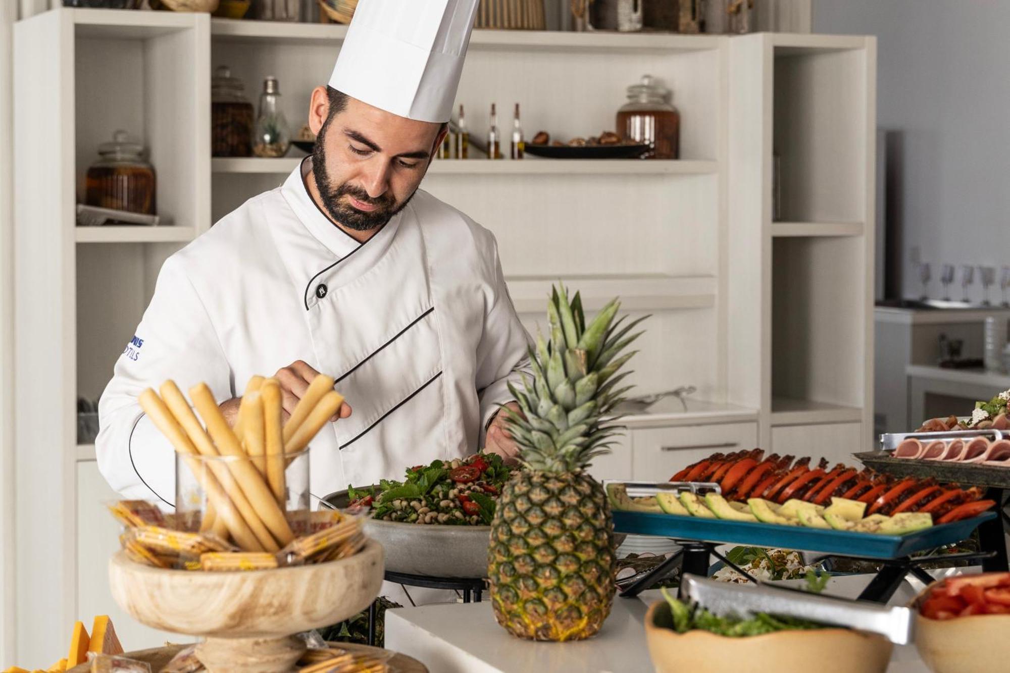 Ivi Mare - Designed For Adults By Louis Hotels Geroskipou المظهر الخارجي الصورة A chef preparing food