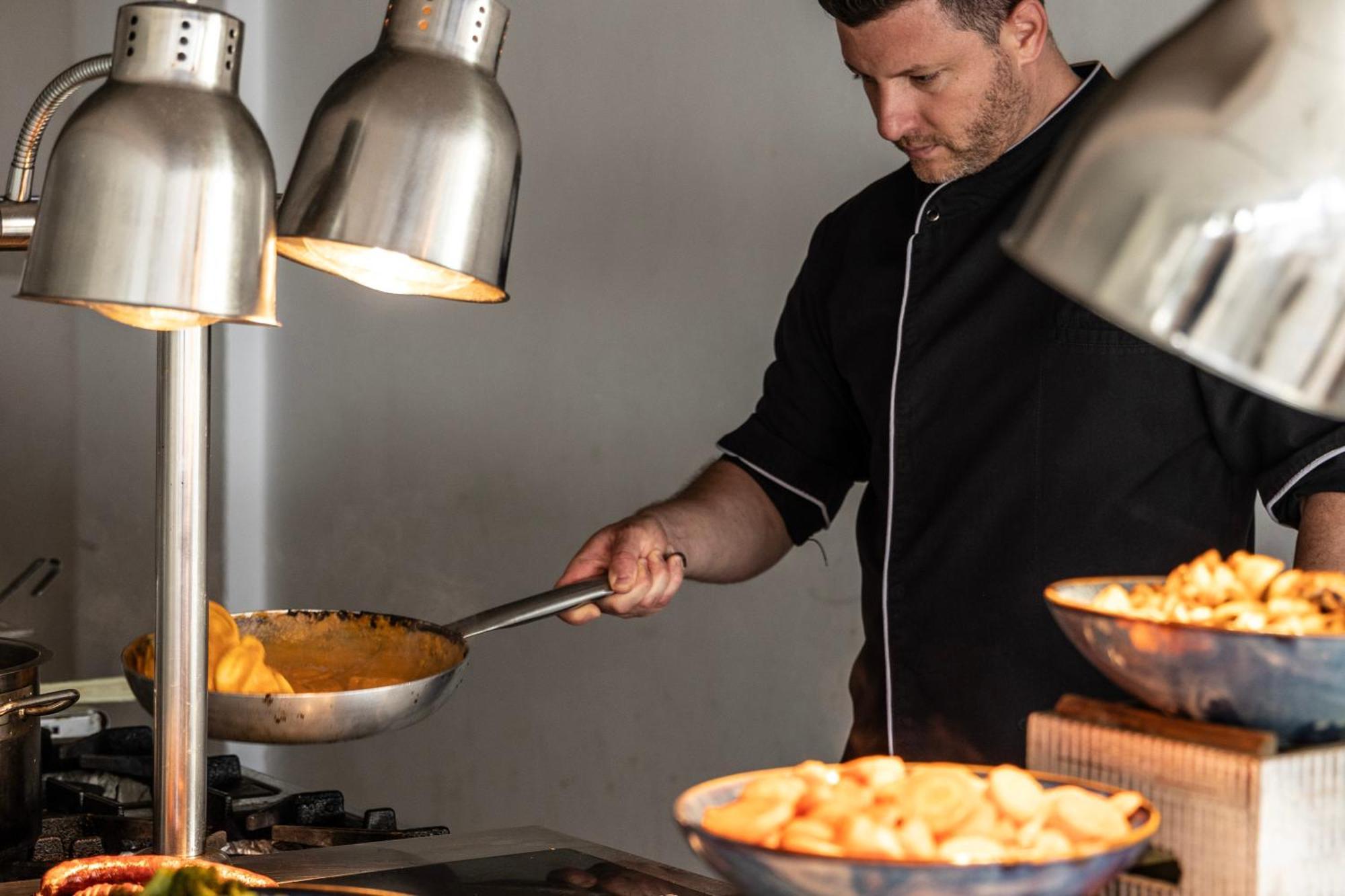 Ivi Mare - Designed For Adults By Louis Hotels Geroskipou المظهر الخارجي الصورة A chef at work