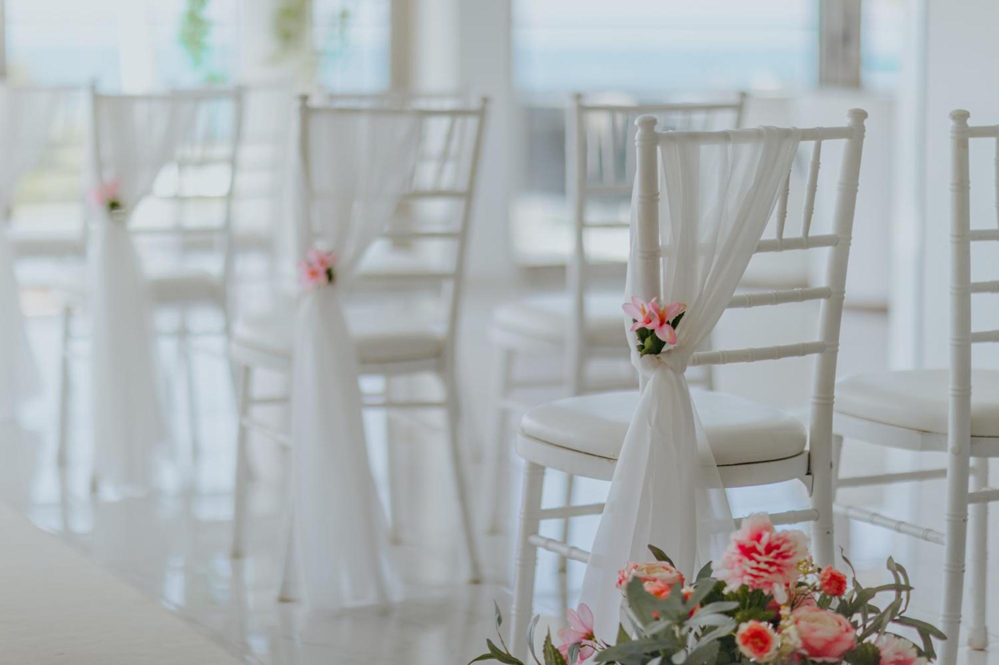 Ivi Mare - Designed For Adults By Louis Hotels Geroskipou المظهر الخارجي الصورة Chiavari chairs with sashes